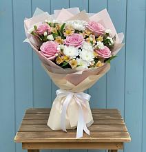 Букет цветов из:  Гвоздики, Орхидеи и Розы в Боровске