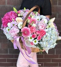Композиция солнечный день в Боровске Цветочная композиция из Розы, Хризантемы, Пионы и Лизиантусы в корзине в Боровске