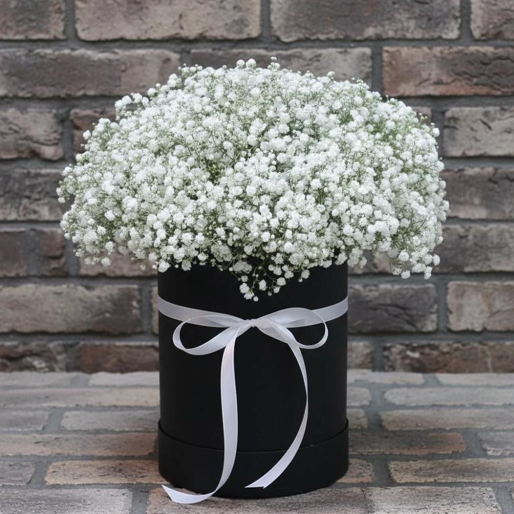 Цветочная композиция из Гипсофила в шляпной коробке в Боровске