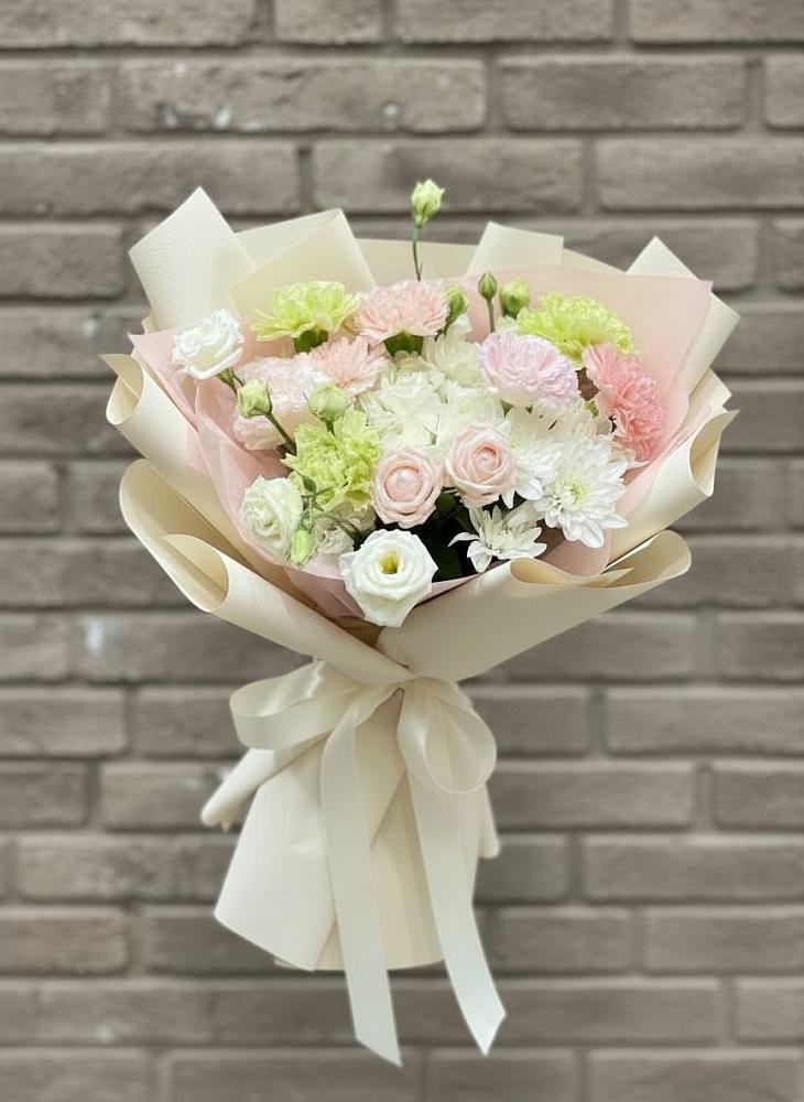 Букет цветов из: Гвоздики, Розы, Лизиантусы и Хризантемы в Боровске