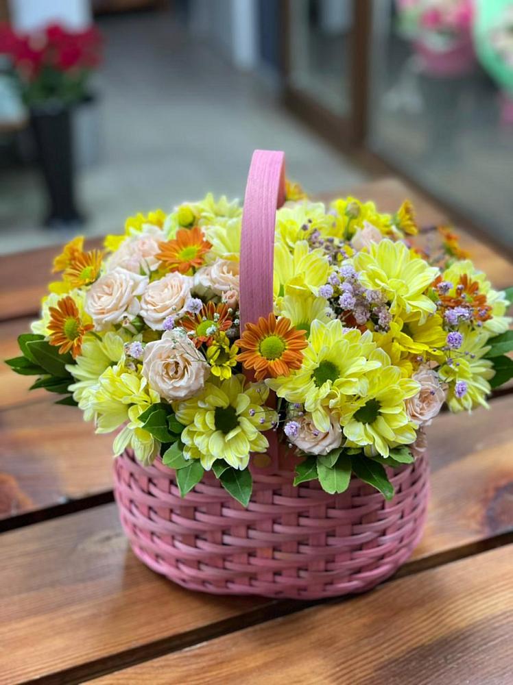 Цветочная композиция из Хризантемы и Розы в корзине в Боровске
