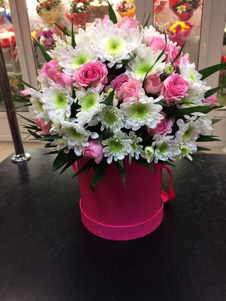 Цветочная композиция из Розы и Хризантемы в шляпной коробке в Боровске